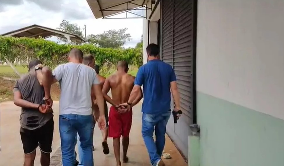 Três homens foram presos por suspeita de participação no crime — Foto: Ivi Notícias